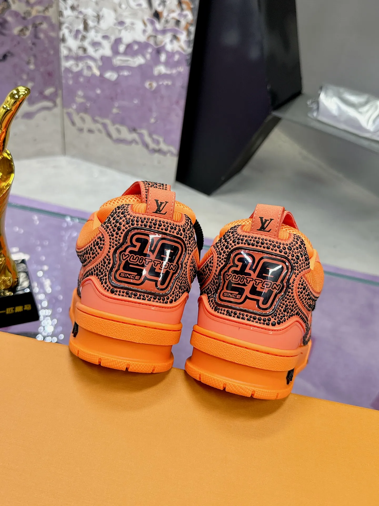 Men's shoes 💰900❤️❤️❤️ 𝙇𝙑 Bread shoes have added new colors 💓 Craftsmanship series 𝟐𝟎𝟐5/𝐒𝐒 𝐧𝐞𝐰 Louis Vuitton catwalk skate shoes are popular, LOUIS VUITTON Trainer is undoubtedly one of the most successful Sneakers launched by luxury brands, but the pace of exploration will not stop. LOUISVUITTON will also bring a new series of skateboard shoes in the spring of 2025. The new series in the picture returns to the 90s Chunky Skate Shoes look and feel. The uppers are made of leather and mesh. The fat silhouette and thick shoelaces are very eye-catching. It is expected to have quite a few colors like the Trainer. Judging from the previous DIOR show skate shoes, this chunky style may be even stronger next year. 💎 Size: Female 35-40 Male 39-46